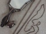 un miroir et une chaîne par terre