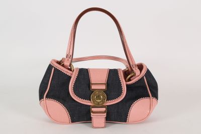 Ce sac à main est en jean et en cuir rose