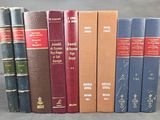 plusieurs livres sont alignés sur une table