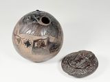 une photo représentant un vase et une pièce de monnaie posés sur une surface blanche