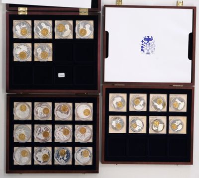 une vitrine contenant de nombreuses pièces de monnaie