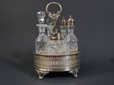 une image représentant un service de table en argent et en cristal posé sur un socle