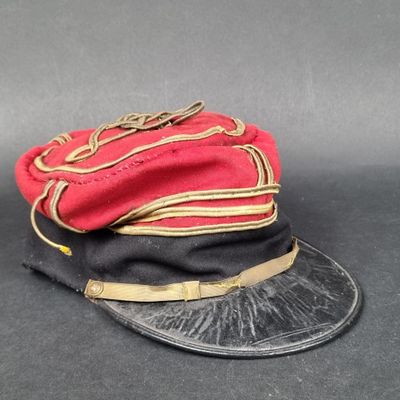 un chapeau rouge et noir posé sur un chapeau noir