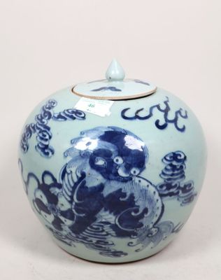 un vase bleu et blanc avec un couvercle sur une table