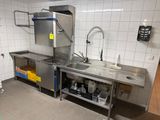 une grande cuisine en inox équipée d'un évier et d'un lave-vaisselle