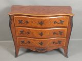 une petite commode en bois posée sur une table