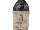 une bouteille de vin posée sur une table