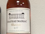 une bouteille de vin posée sur une étagère à côté d'une autre bouteille de vin