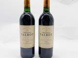 deux bouteilles de vin rouge posées l'une à côté de l'autre sur une surface blanche
