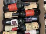 des bouteilles de vin dans un carton posé sur une table