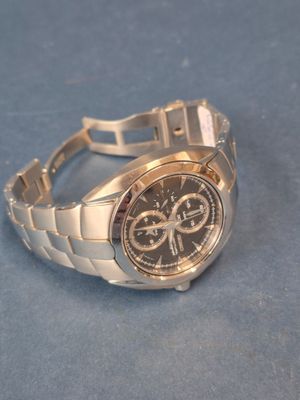une montre posée sur une surface bleue