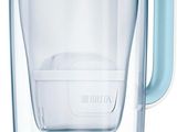 une carafe à eau avec une anse, sur fond blanc