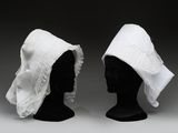 deux têtes de mannequins noires coiffées de chapeaux blancs à volants blancs