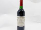 une bouteille de vin posée sur une table