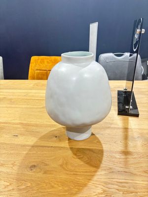 Deux vases COCO MAISON et une lampe à poser boule en métal d…