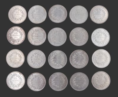 une image représentant une collection de pièces d'argent sur fond noir