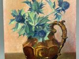 une peinture de fleurs bleues dans un vase sur une table