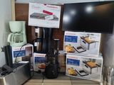 un plan de travail de cuisine équipé d'une cafetière, d'un grille-pain, d'une cafetière et d'autres ustensiles