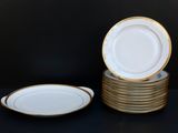 une pile d'assiettes empilées les unes sur les autres sur une table