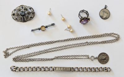 beaucoup de bijoux sur une surface blanche