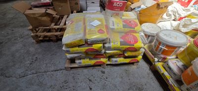 un tas de denrées alimentaires posé sur une palette dans un entrepôt