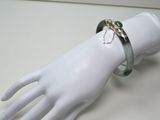 une main de mannequin blanche avec une bague au doigt