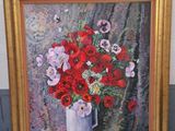 un tableau représentant des fleurs rouges et blanches dans un vase blanc