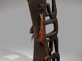 une photo d'une sculpture en bois surmontée d'une échelle