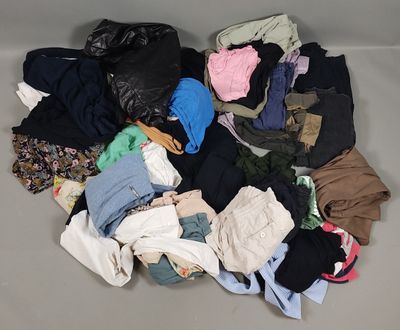 Fripe et vêtements d'occasion : Un ensemble d'environ 50 vêt…
