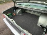le coffre d'une voiture dans lequel se trouve une bouteille de soda