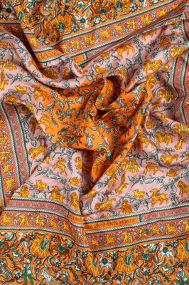 un gros plan sur un tissu à motifs cachemire orange et verts