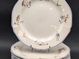 quatre assiettes blanches ornées de motifs bleus et blancs sont empilées les unes sur les autres