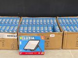 Plusieurs cartons de téléphones portables sont empilés les uns sur les autres