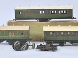 trois petits trains posés sur une surface blanche