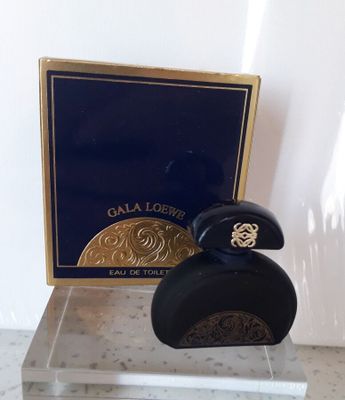 l'image d'un flacon de parfum posé sur une table