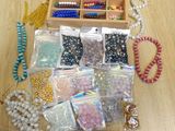 une boîte en bois contenant des perles, posée sur la table