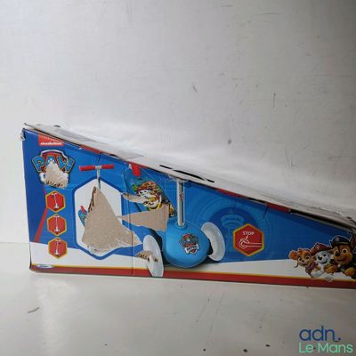 une boîte en carton sur laquelle est représenté un chien