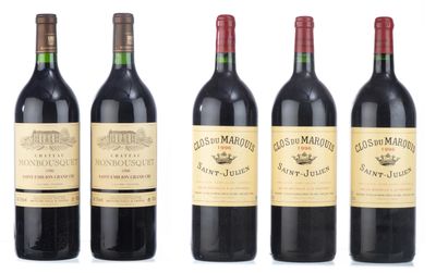 quatre bouteilles de vin rouge sont alignées