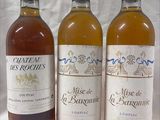 trois bouteilles de vin posées l'une à côté de l'autre sur une table