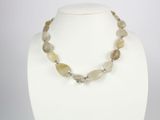 Le collier est composé de perles de verre et de perles en argent