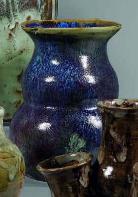de nombreux vases posés sur une étagère