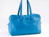 un sac à main en cuir bleu sur fond blanc