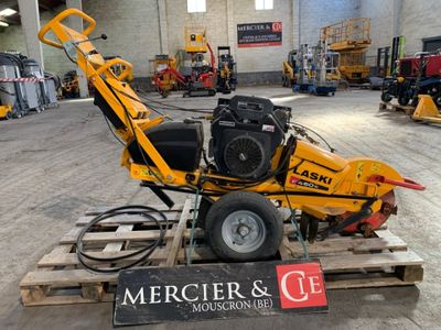 une machine posée sur une palette dans un entrepôt