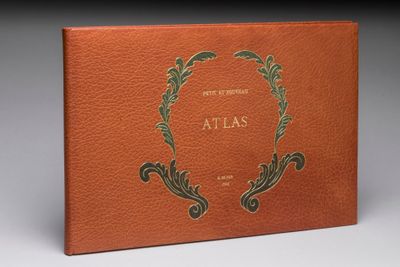 un livre dont la couverture est ornée d'un motif élaboré