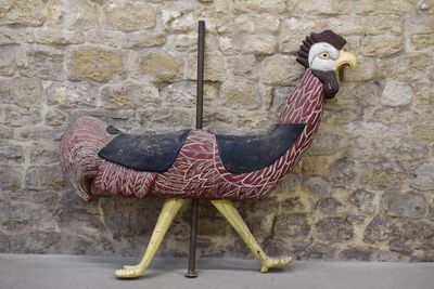 Art forain, ancienne POULE de MANEGE anglais en résine bipla… - Photo 1