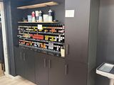 un mur de bouteilles d'alcool sur les étagères du magasin