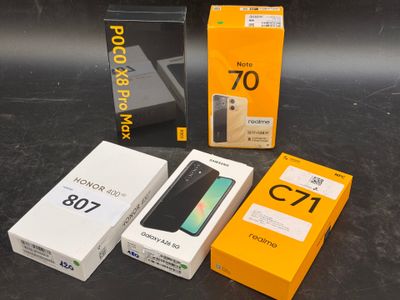 Trois boîtes de téléphones sont posées les unes à côté des autres sur une table.