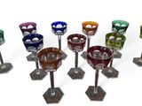 plusieurs verres de différentes couleurs sont alignés les uns à côté des autres