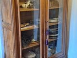 un meuble en bois avec des portes en verre dans une pièce
