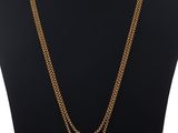 un collier en or avec un pendentif en forme de fleur sur un mannequin